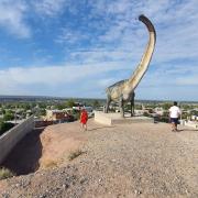 Vaca Muerta como un imán turístico: excursiones, vinos, historia y lagos cerca de la capital