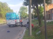 Mirá el video: un repartidor sufrió graves heridas al caer con su moto junto a su hijo