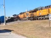 Un tren embistió a toda velocidad un camión cargado de automóviles