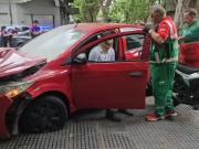 Impactante choque en Boedo: giró a gran velocidad, se subió a la vereda y casi mata a un hombre que estaba sentado