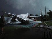 Granizo, techos volados y un auto aplastado en Bolívar por un violento temporal: Fue un milagro que no haya heridos