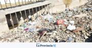Por basura, se desbordó un canal e inundó calles en Capital y Rivadavia