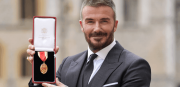David Beckham recibe el título de caballero ante el rey Carlos III