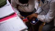 Escuelas de Córdoba implementan nuevas reglas para celulares: qué está permitido y qué no
