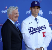 Los Dodgers de Los Angeles saborean la victoria en la Serie Mundial, pero los vínculos del dueño Mark Walter con inmigración tiene a los aficionados desanimados