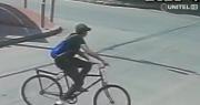 Video: Un sujeto a bordo de una bicicleta asalta a una adolescente