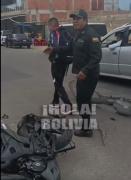 Graban a policía que choca y huye con el herido en un vehículo oficial (video)