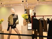 Entre gritos, policías y clientes, Shein abrió un gigantesco local en París en medio del escándalo de las muñecas sexuales