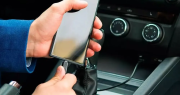 ¿Conectás tu celular al puerto USB del auto?: conocé la razón por la que no debés hacerlo