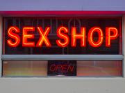 Un hombre murió en un sex shop mientras miraba una película dentro de una sala privada