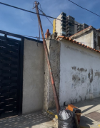 Piden sustitución de postes corroídos