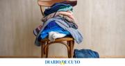 Tu silla con ropa puede decir más de vos de lo que pensás, según los expertos