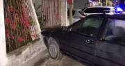 Brutal accidente en Berisso: un conductor perdió el control de su auto y chocó contra el paredón de una casa