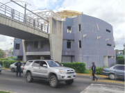 Autobús perdió el control e impactó contra un árbol en el sector Maicaito, a la altura de la Facultad de Humanidades