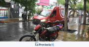 Una motociclista cayó al pavimento en pleno centro por la intensa lluvia