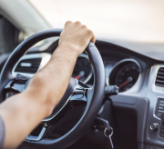 ¿Ilegal o legal? Conoce la verdad sobre conducir con una sola mano en EEUU