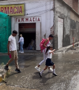 Un bote de aguas blancas frente al C.C Delta
