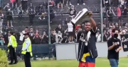 Trofeo al cielo, bailecito y locura: el colombiano Villa festejó el título ante los hinchas en el Gargantini