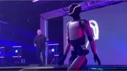 El curioso baile del robot de Tesla para celebrar el respaldo de los accionistas a Elon Musk