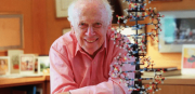 Murió a los 97 años James Watson, el científico que ayudó a descubrir la estructura del ADN