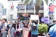Docentes y estudiantes de Talca se unen para rechazar Padem 2026 protestando en las afueras del municipio