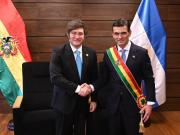 Javier Milei y sus medidas, EN VIVO: el Presidente se sacó selfies con legisladores y tuvo un curioso saludo con Boric durante la asunción de Rodrigo Paz en Bolivia