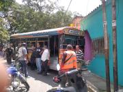 En Bejuma: Autobús perdió el control e impactó contra tres vehículos y una vivienda