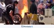 Funeral tumbero: incendiaron una moto sobre la lápida de un adolescente asesinado