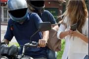 Motochorros hicieron caer a pareja de una moto y robaron el celular a la joven