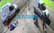 VIDEO.- Terror y gritos desesperados de una joven en La Plata: motochorros la tiraron al piso, le pegaron patadas y le apuntaron