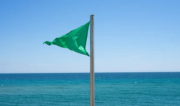 La bandera verde debutará en una playa de la Patagonia: qué significará esta indicación que por primera vez se usará en Argentina