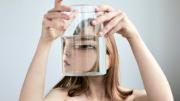 Para qué sirve colocar un vaso con agua encima de la cabeza: truco casero discutido