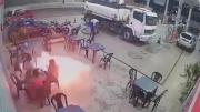 EN VIDEO: Comía cerca de una gasolinera, encendió un cigarro y casi provoca una tragedia