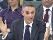 Escándalo en la BBC: renunciaron dos directores tras comprobarse que la cadena manipuló un discurso de Trump