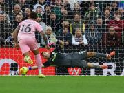 Dibu Martínez, de otro planeta en la Premier League: atajó un penal y sacó una pelota imposible para el triunfo del Aston Villa, donde Buendía marcó un golazo