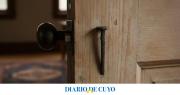 Pocos lo saben: para qué se pone un clavo detrás de la puerta