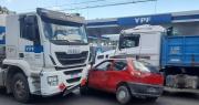 Increíble choque en el límite entre La Plata y Ensenada: un auto quedó atrapado entre dos camiones