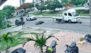 Motociclista queda herido tras chocar contra un auto estacionado y ser arrollado por un camión
