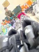 Barberías eran la fachada: extranjeros tenían tienda clandestina de zapatillas falsificadas