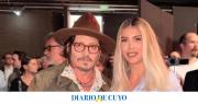 Wanda Nara se sacó una foto dándole un beso a Johnny Depp y generó furor en las redes