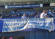 La bandera de Gimnasia que endiosó a Guillermo: los Mellizos no pasaron desapercibidos por el Bosque