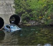 Accidente en la Ruta 40: un vehículo cayó al arroyo Guillelmo cerca de Villa Mascardi