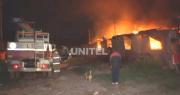 Fuego consume una casa que funcionaba como fábrica de colchones en Santa Cruz