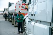 Decenas de cisternas con combustibles hacen fila para ingresar al país por la frontera con Chile