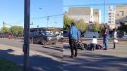 Caos de tránsito por un choque en ex Ruta 22: médicos que pasaban por el lugar asistieron a la motociclista