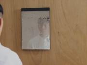 Arruinó una obra de arte moderno en un museo al limpiarla con papel higiénico