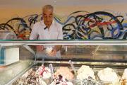 Cómo se hace el helado artesanal: los secretos de un maestro de Roca y sus 48 años de oficio