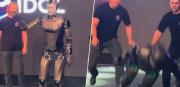 AIdol el primer robot humanoide ruso se desplomó en plena presentación
