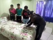 Tras allanamiento en un alojamiento, hallan a tres personas con más de 100 cápsulas de droga