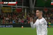 Cristiano Ronaldo fue expulsado en Irlanda tras un codazo y se cruzó con hinchas que le cantaban por Messi